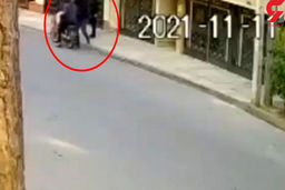 فیلم لحظه هولناک زورگیری از مرد مشهدی 