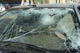 شکستن تفریحی شیشه خودروها در خیابان | انگیزه سنگ پران ها چیست؟