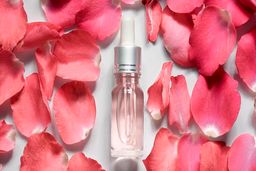 آبرسان های گرانتان را کنار بگذارید و بجاش گلاب استفاده کنید | یک روتین پوستی ارزان برای خانم‌ها