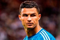 پای مادر رونالدو به فوتبال باز شد