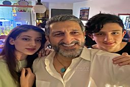 آبروریزی در شب های مافیا /باز شدن بند شلوار یوسف صیادی وسط برنامه!