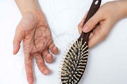 اگر ریزش مو دارید بخوانید | کمبود ویتامین‌ها چگونه باعث ریزش مو می‌شود ؟ 