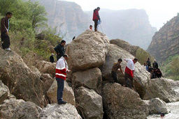 عکس وحشتناک | گیر کردن جسد یک ماهیگر جوان زیر سنگ بزرگ!