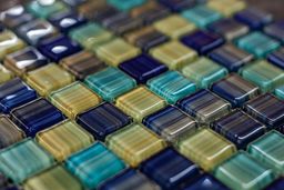 آیا نوع کاشی استخر به دوام و ماندگاری استخر کمک می‌کند؟