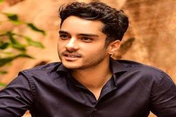 حرکت خنده دار ساعد سهیلی در برج ایفل | گلوریا هاردی با این عکس عاشق ساعد سهیلی شد +عکس جنجالی