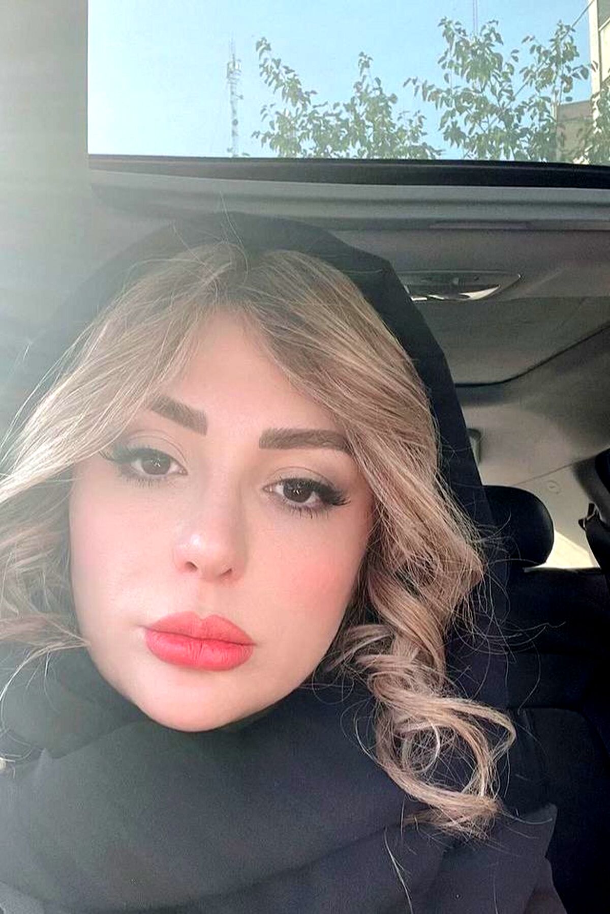 فخر فروشی نیوشا ضیغمی با ماشین سانروف میلیاردی اش+عکس