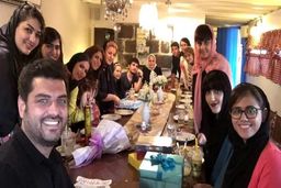 مادر جوان و سانتی مانتال سام درخشانی مثل 30 ساله به نظر میرسه! | سام درخشانی ناهار مهمان خونه مادر باسلیقه +عکس