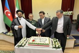 برش متفاوت کیک ۴۴ امین سالگرد انقلاب در سفارت باکو +عکس