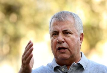 لحظه دیدنی واکسن زدن علی پروین/سلطان فوتبال از واکسن ترسید!+فیلم لو رفته 