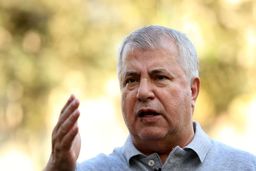 لحظه دیدنی واکسن زدن علی پروین/سلطان فوتبال از واکسن ترسید!+فیلم لو رفته 