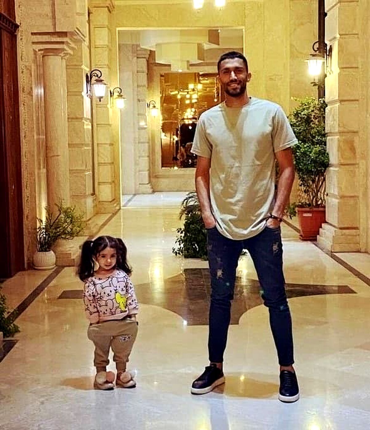 ژست دروازه بان استقلال با وروجک اش +عکس