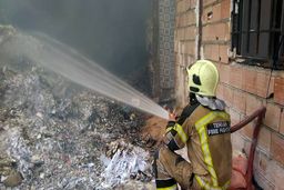 آتش سوزی فجیع و همزمان 6 خانه در فیروزکوه |  عملیات  3 ساعته آتشنشانان برای اطفای حریق