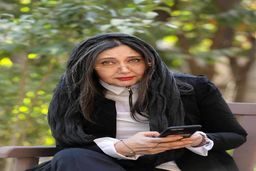 کتایون ریاحی در حال پخت نان